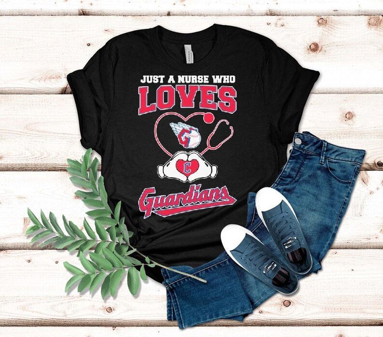 Cleveland Guardians superfan nurse shows team spirit with heart hands t-shirt Cleveland Guardians superfan nurse shows team spirit with heart hands t-shirt