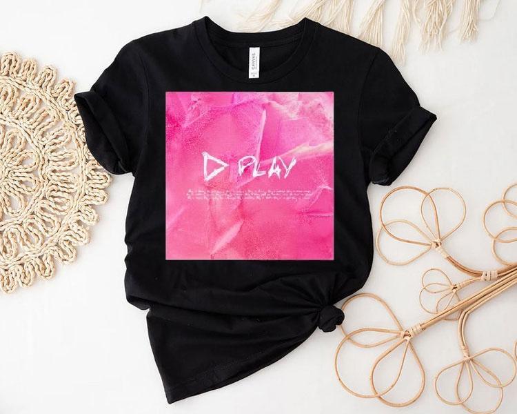 Ed Sheeran rocks pink album art on stylish t-shirt Ed Sheeran rocks pink album art on stylish t-shirt