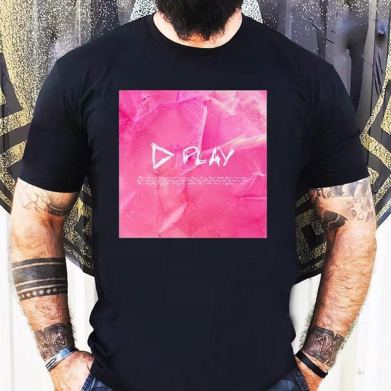 Ed Sheeran rocks pink album art on stylish t-shirt Ed Sheeran rocks pink album art on stylish t-shirt