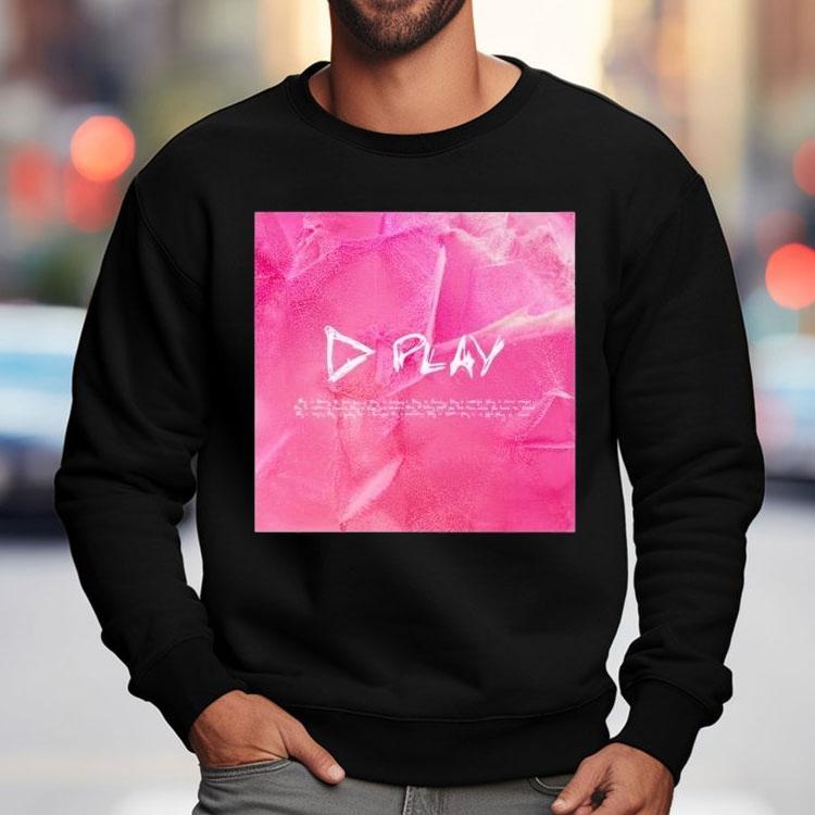 Ed Sheeran rocks pink album art on stylish t-shirt Ed Sheeran rocks pink album art on stylish t-shirt