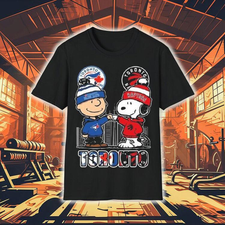 Charlie Brown Toronto Blue Jays And Snoopy Toronto Raptors Skyline 2025 Shirt Charlie Brown Toronto Blue Jays And Snoopy Toronto Raptors Skyline 2025 Shirt