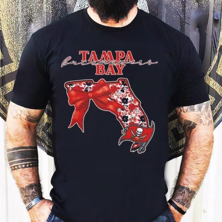 Tampa Bay Buccaneers Nfl Cozy State Bow 2025 Shirt Tampa Bay Buccaneers Nfl Cozy State Bow 2025 Shirt