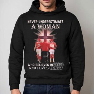 Never Underestimate A Woman Who Believes In Jesus And Loves Kansas City Chiefs Signatures Hoodie