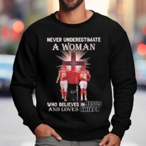 Never Underestimate A Woman Who Believes In Jesus And Loves Kansas City Chiefs Signatures Sweatshirt