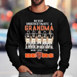 Never Underestimate A Grandma Who Love The Chicago Bears Signatures Sweatshirt